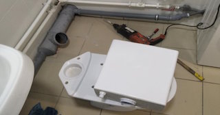 Установка напольного унитаза в Балаково: монтаж под ключ от СантехДомБлк от 5219 рублей.